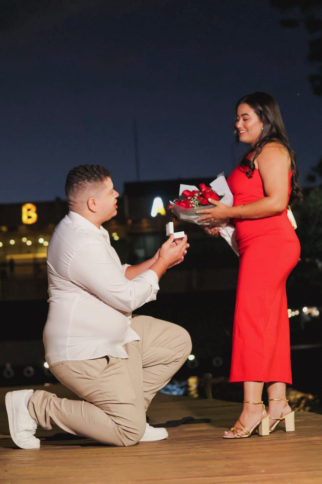 Lewi pedindo Damy em casamento, ajoelhado com o anel